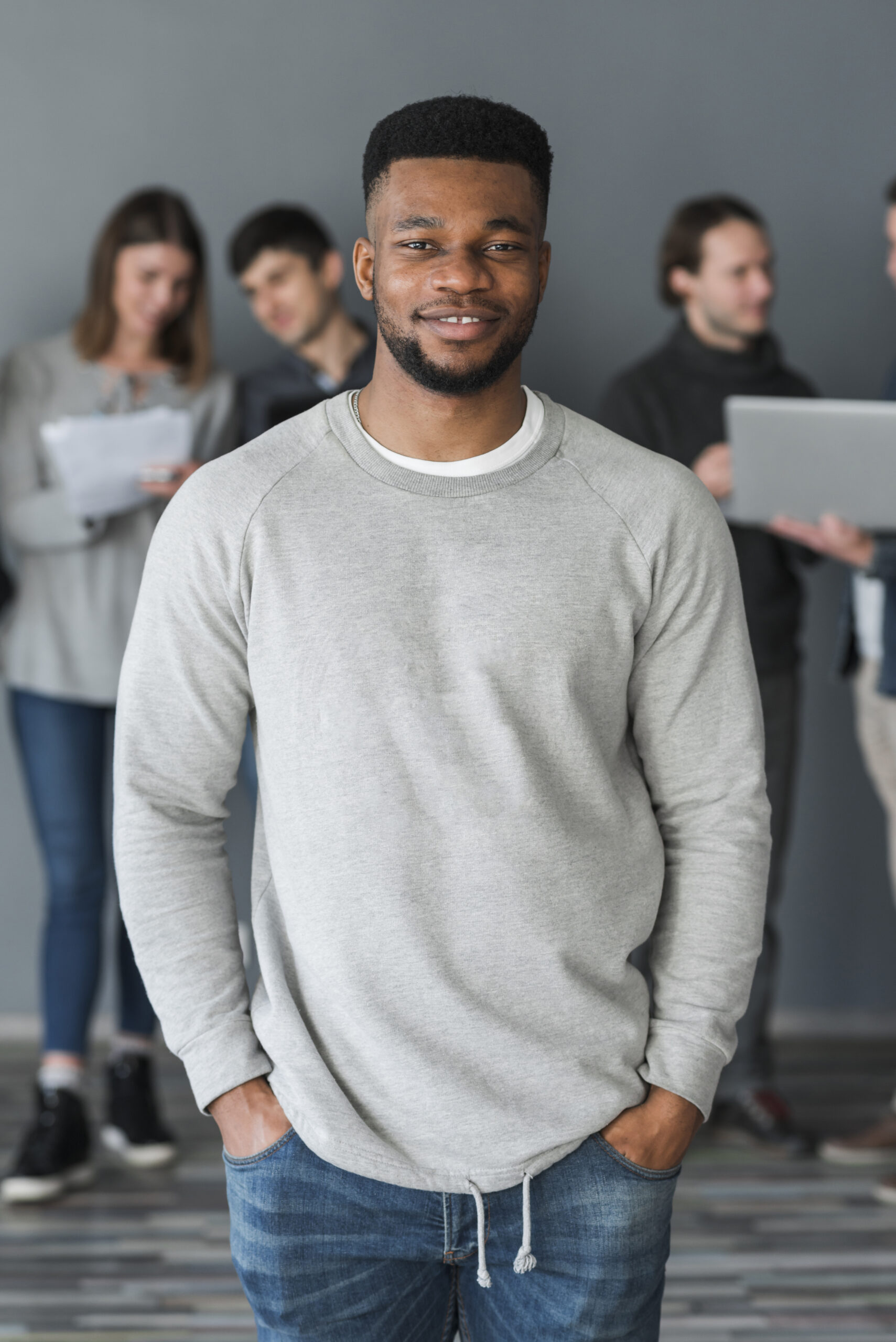 recrutamento-e-selecao-across-consultoria-de-rh Um homem preto com blusa de manga comprida cinza, participando de um processo de recrutamento e seleção.