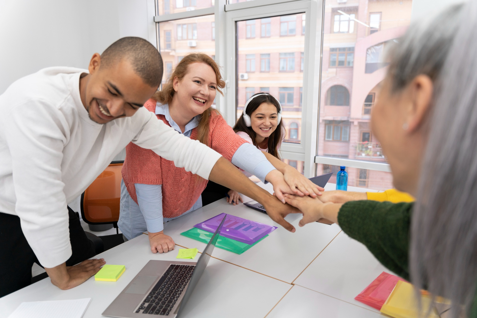 Equipe de trainees desenvolvendo soft skills no trabalho.