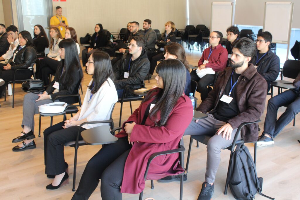 Fotos do painel do programa de estágio corporativo da Omni, parte do programa de estágio Omni 2025, com informações sobre vagas, etapas do processo seletivo e oportunidades para estudantes.
