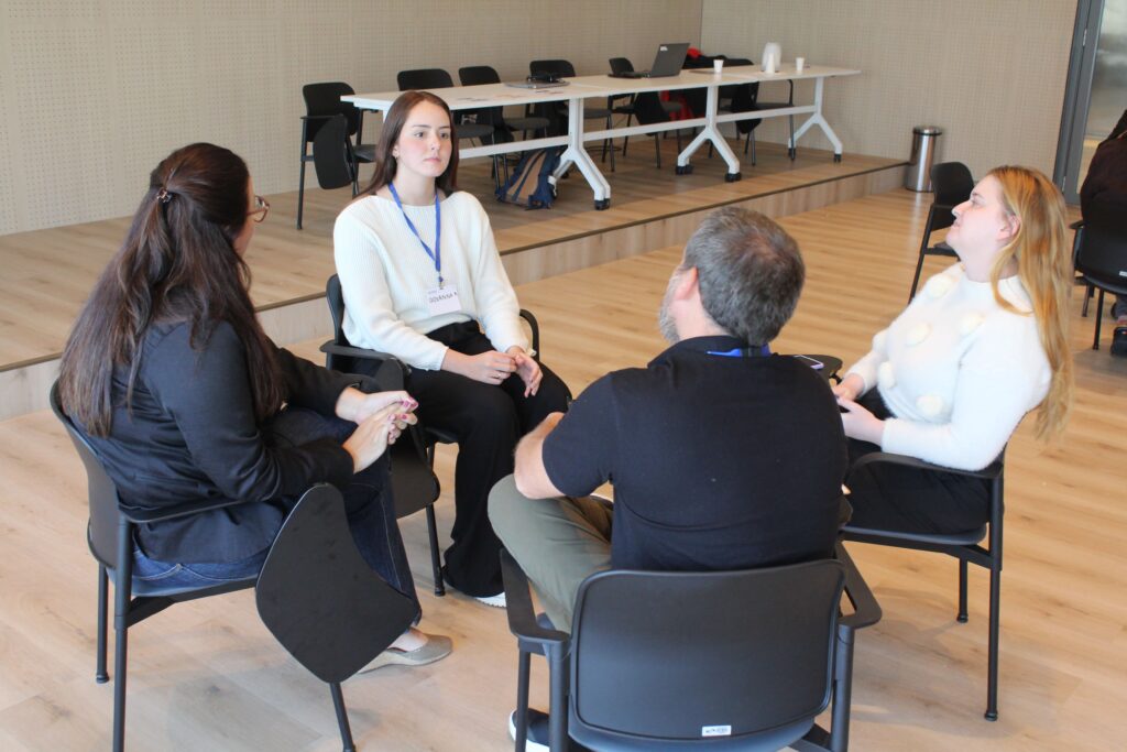 Fotos do painel do programa de estágio corporativo da Omni, parte do programa de estágio Omni 2025, com informações sobre vagas, etapas do processo seletivo e oportunidades para estudantes.