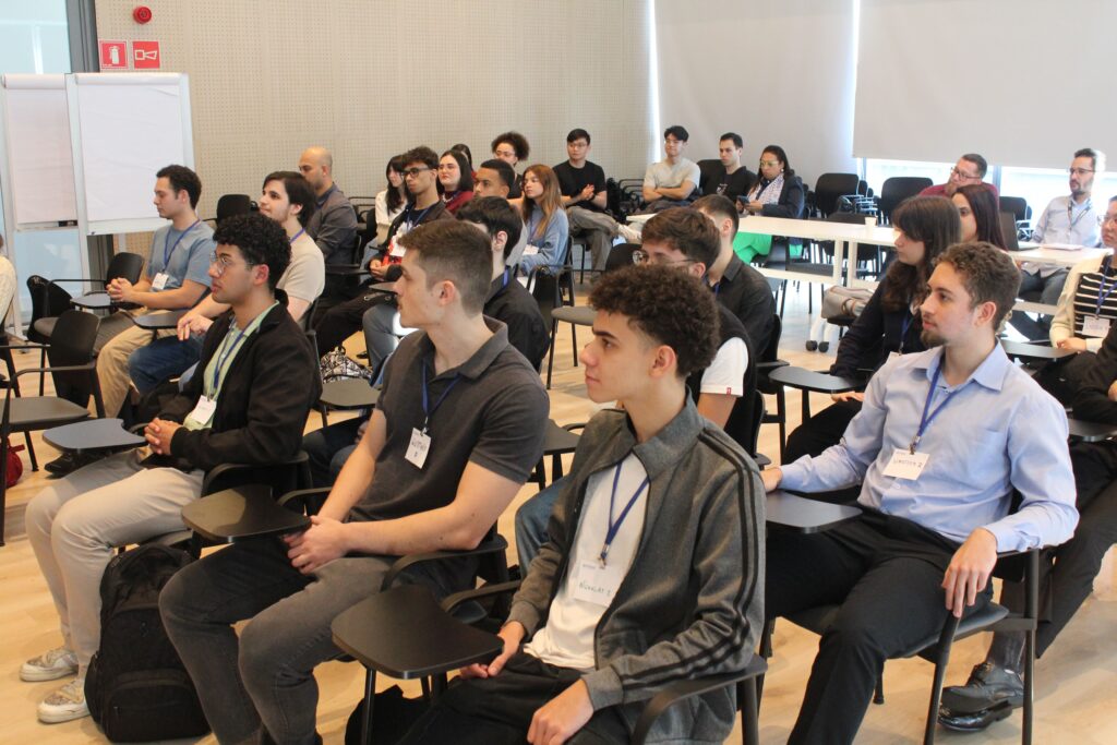 Fotos do painel do programa de estágio corporativo da Omni, parte do programa de estágio Omni 2025, com informações sobre vagas, etapas do processo seletivo e oportunidades para estudantes.