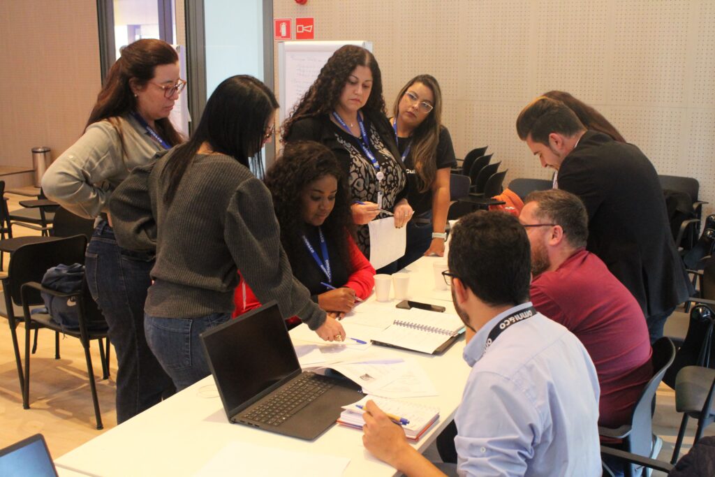Fotos do painel do programa de estágio corporativo da Omni, parte do programa de estágio Omni 2025, com informações sobre vagas, etapas do processo seletivo e oportunidades para estudantes.