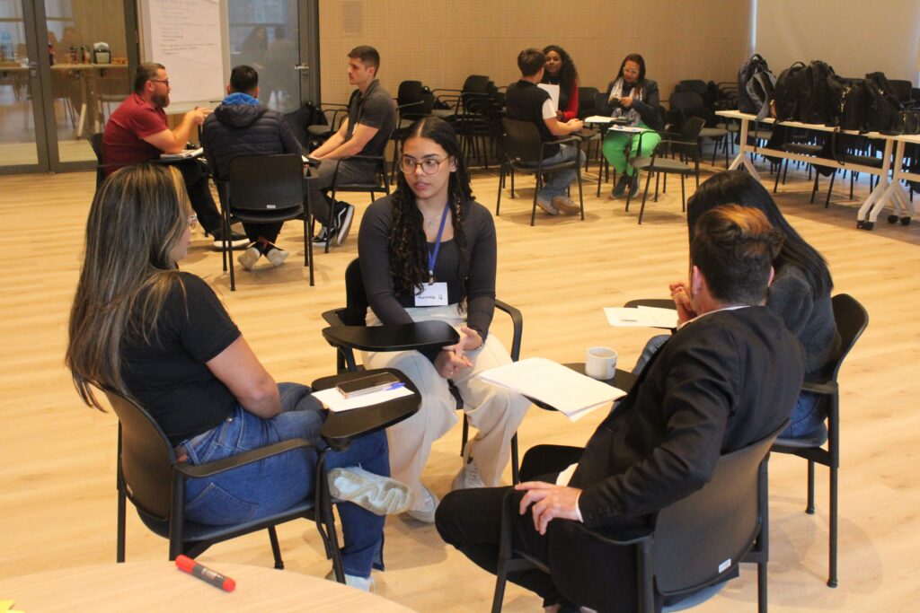 Fotos do painel do programa de estágio corporativo da Omni, parte do programa de estágio Omni 2025, com informações sobre vagas, etapas do processo seletivo e oportunidades para estudantes.