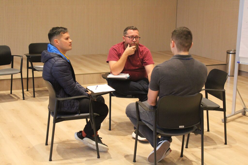 Fotos do painel do programa de estágio corporativo da Omni, parte do programa de estágio Omni 2025, com informações sobre vagas, etapas do processo seletivo e oportunidades para estudantes.