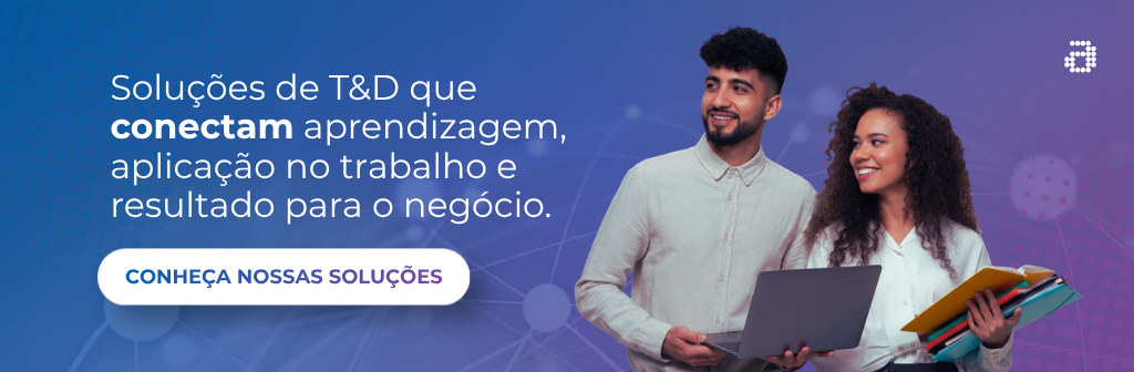 Banner com fundo em degradê azul e roxo, com elementos gráficos abstratos e duas pessoas à direita. À esquerda, o texto diz: “Soluções de T&D que conectam aprendizagem, aplicação no trabalho e resultado para o negócio.” Abaixo, há um botão com o texto “Conheça nossas soluções".