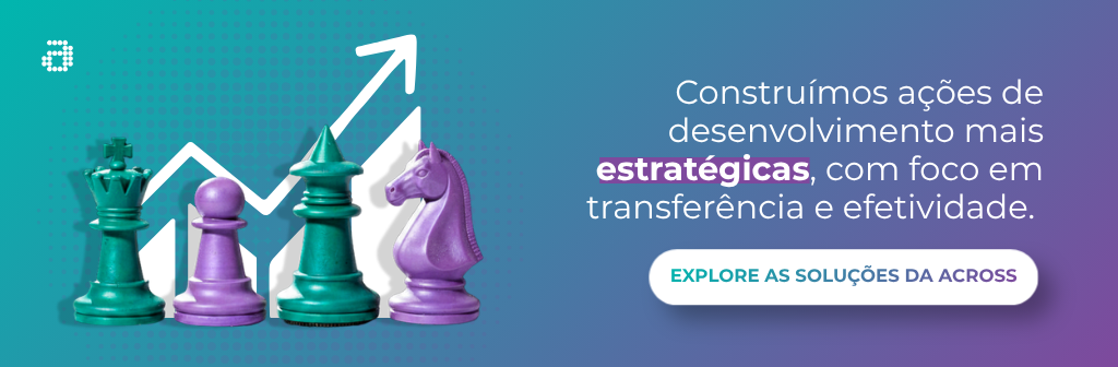 Banner sobre treinamento e desenvolvimento com peças de xadrez e seta de crescimento, destacando ações estratégicas para maior transferência e efetividade.