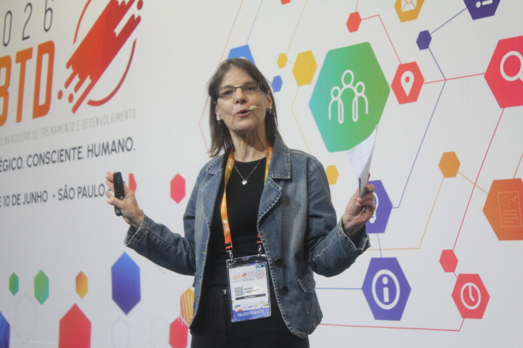 Regina Camargo, CEO da Across, em palestra sobre transferência de treinamento.