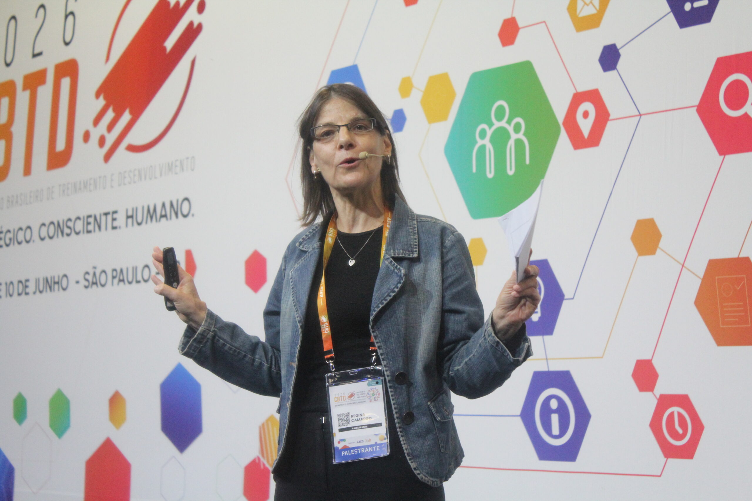 Regina Camargo, CEO da Across, em palestra sobre transferência de treinamento.