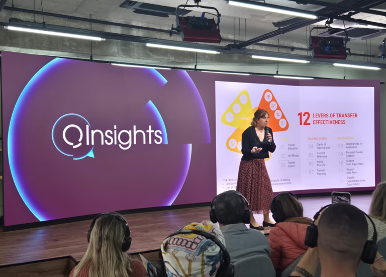 Melanie Martinelli apresentando as 12 alavancas da transferência de treinamento.
