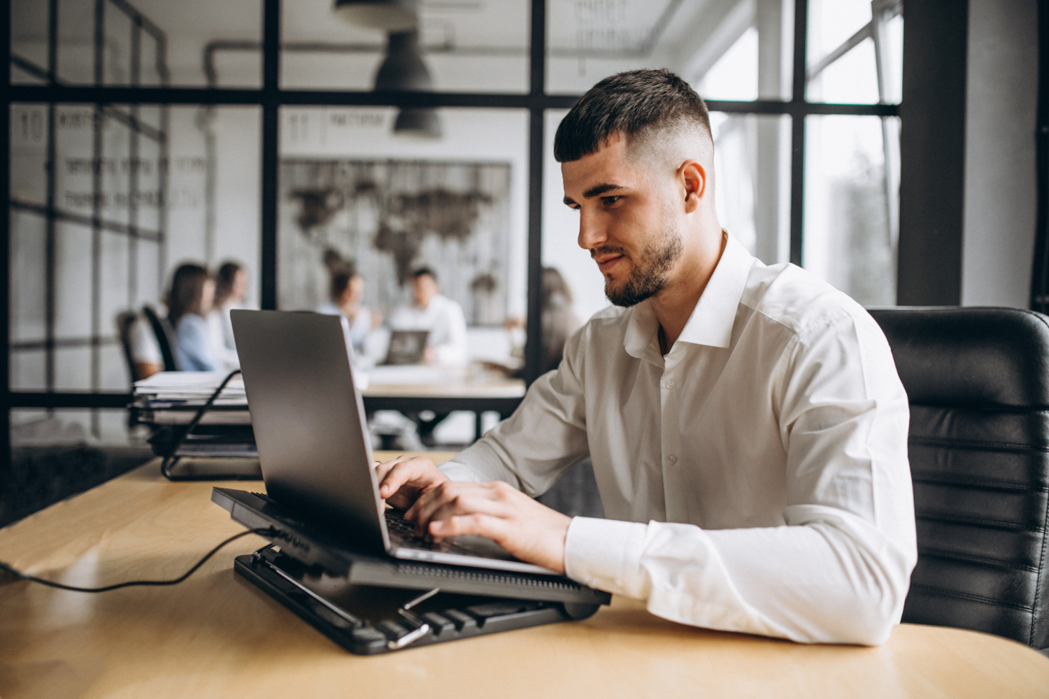 Profissional utilizando um notebook em um ambiente corporativo moderno, concentrado em uma atividade de avaliação comportamental. A imagem representa o processo de aplicação de um teste DISC para identificar perfis comportamentais, apoiar o desenvolvimento de talentos e orientar decisões de recrutamento, seleção e liderança.