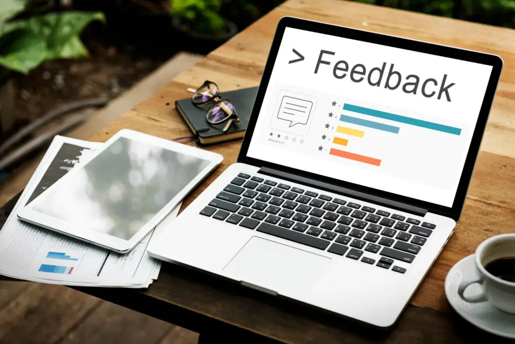 Notebook exibindo gráficos de avaliação e comentários, representando o uso de feedback estruturado para analisar resultados e acompanhar o desempenho.