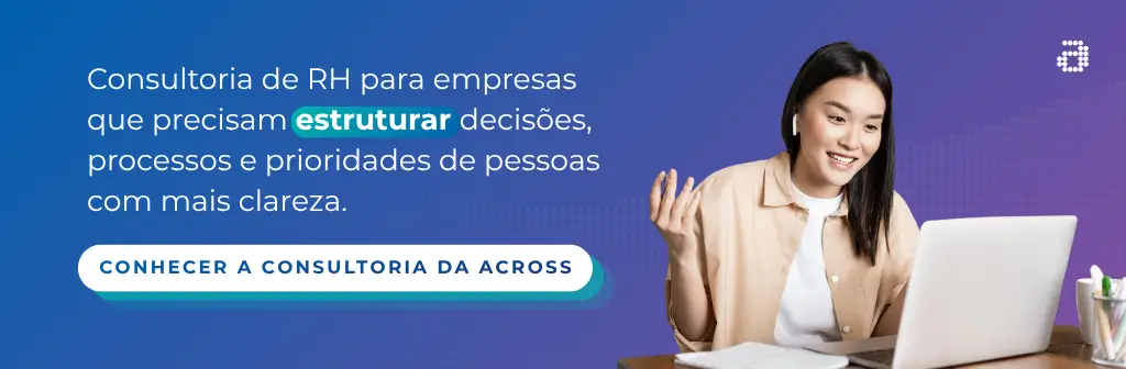 Banner com fundo em degradê azul e roxo, texto sobre consultoria de RH para empresas que precisam estruturar decisões, processos e prioridades de pessoas com mais clareza, e botão “Conhecer a Consultoria da Across”. À direita, uma mulher sorri enquanto trabalha em um notebook.