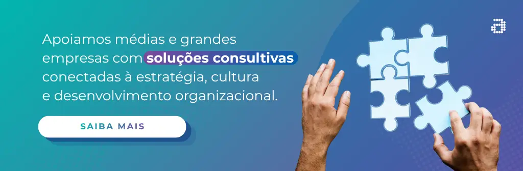 Banner com fundo em degradê azul e verde, texto sobre soluções consultivas conectadas à estratégia, cultura e desenvolvimento organizacional, e botão “Saiba Mais”. À direita, mãos encaixam peças de quebra-cabeça azuis.